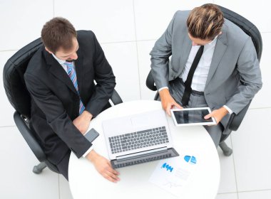 Birlikte bir projedeki çalışma iki yakışıklı işadamları,