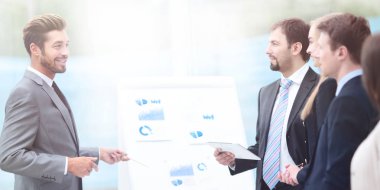 İş ve ofis kavramı - gülümseyen iş çalışma