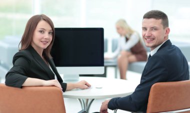 İş ve ofis kavramı - gülümseyen iş çalışma