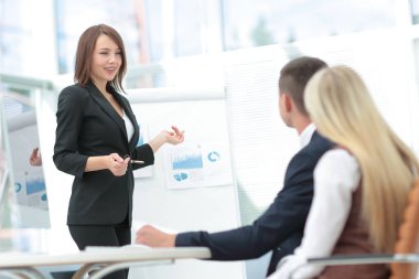 Yapım bir iş tanıtımı için bir grup iş kadın