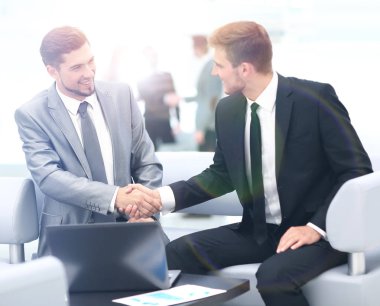 İş ekibi planlarını tartışıyor.