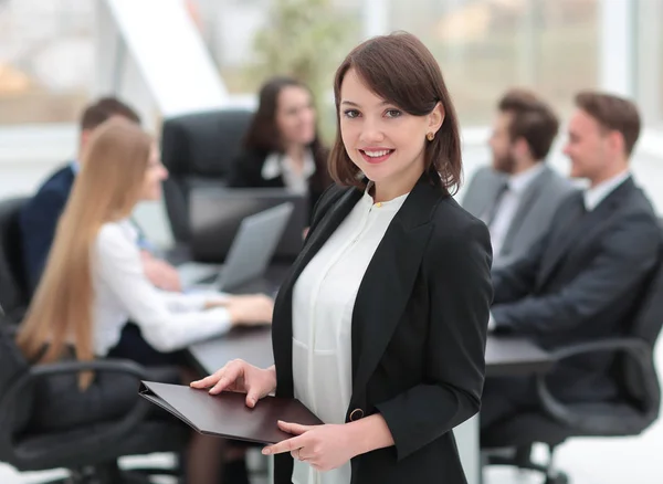 Managerin zeigt charmantes Lächeln vor der Kamera — Stockfoto