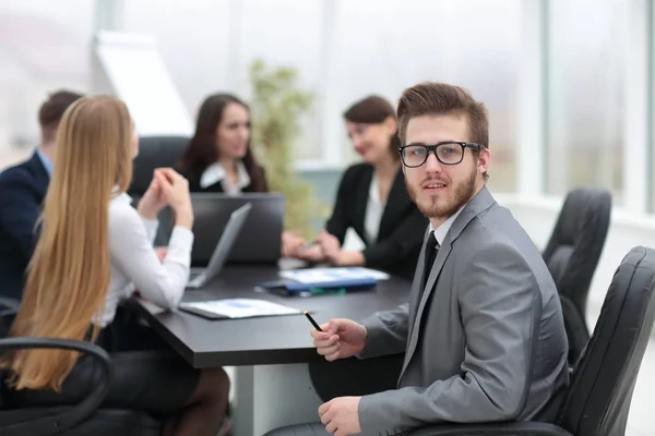 Concept d'entreprise et de bureau - équipe d'affaires réussie travaillant — Photo