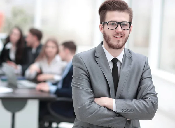 Succesvolle zakenman zit helder venster op buiten — Stockfoto