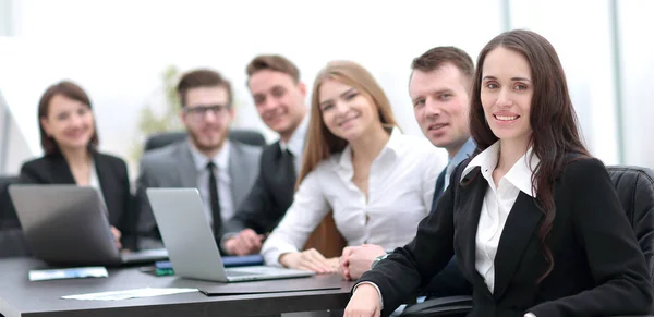 Elegantes compañeros de trabajo mirando a la cámara durante la reunión en la oficina —  Fotos de Stock