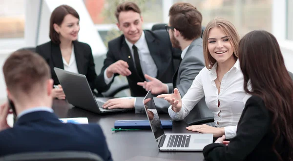 Sorrindo e confiante equipe de negócios trabalhando na frente de um brilhante — Fotografia de Stock