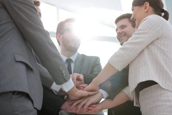 Mensen uit het bedrijfsleven gezamenlijk hand tijdens hun bijeenkomst — Stockfoto