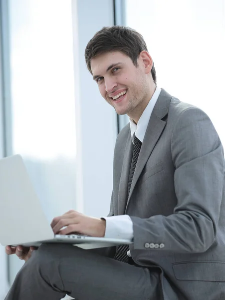 Knappe lachende vertrouwen business man portret — Stockfoto