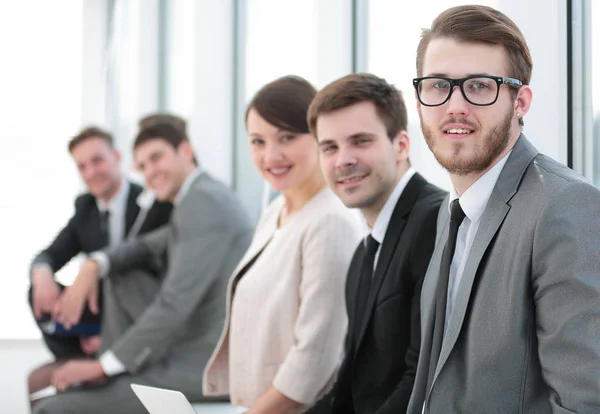Sorrindo e confiante equipe de negócios tendo intervalo de tempo na frente o — Fotografia de Stock