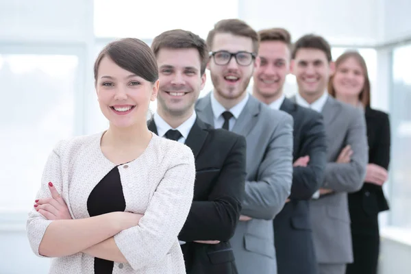 Mulher executiva mostrando um sorriso encantador na frente da câmera — Fotografia de Stock