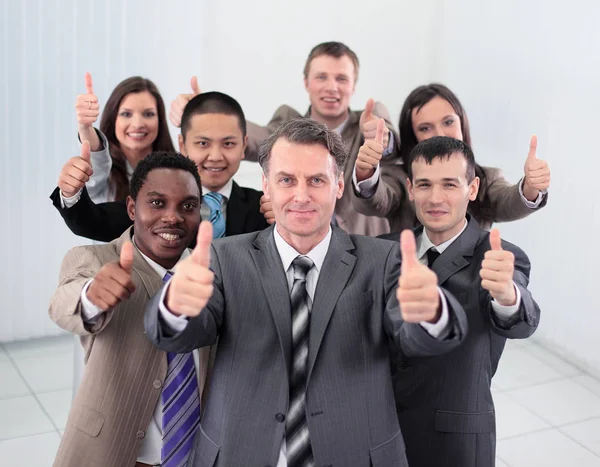 Счастливые коллеги показывают большие пальцы в своем офисе . — стоковое фото