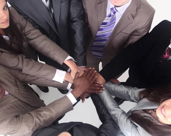 Groep van mensen uit het bedrijfsleven zetten hun handen op de top van elke othe — Stockfoto