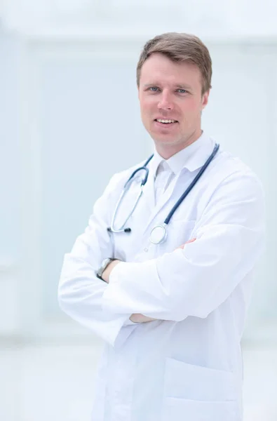 Retrato de médico masculino confiante com os braços cruzados de pé em — Fotografia de Stock