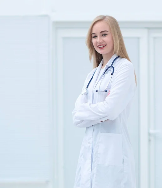 Portret van lachende vrouwelijke arts met armen gekruist staan op — Stockfoto