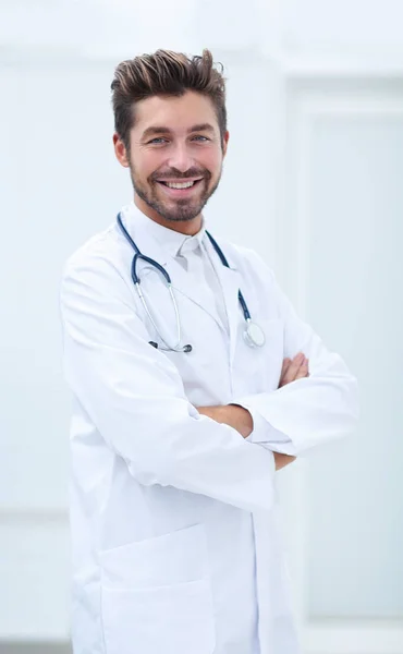 Retrato de un médico sonriente con un estetoscopio alrededor del cuello — Foto de Stock