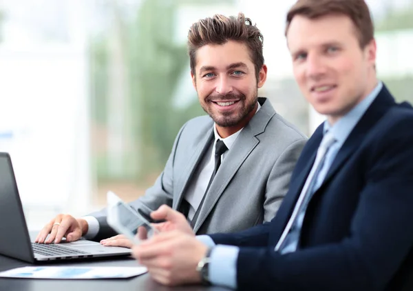 Bild von zwei Geschäftsleuten, die bei einem Treffen im Büro interagieren — Stockfoto