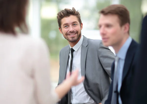Konsep bisnis dan kantor - tim bisnis tersenyum yang bekerja — Stok Foto