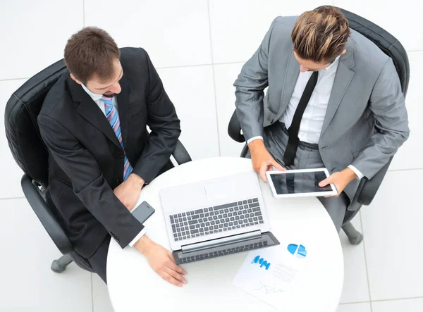 Dos hombres de negocios guapos trabajando juntos en un proyecto en el de — Foto de Stock