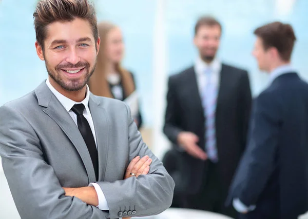 Concept d'entreprise et de bureau - équipe d'affaires souriante travaillant dans — Photo