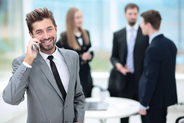 ビジネスやオフィスのコンセプト - ビジネスのチームで作業を笑顔 — ストック写真