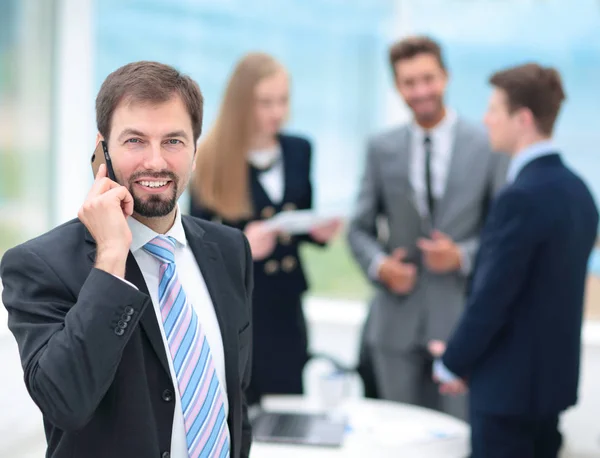 Gezicht van knappe zakenman op de achtergrond van zakelijke peopl — Stockfoto