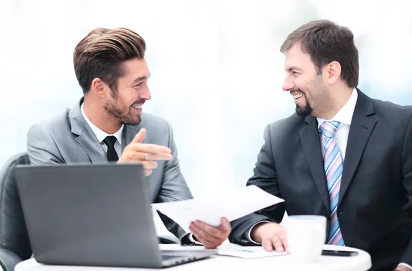 Изображение двух деловых людей, взаимодействующих на встрече в офисе — стоковое фото