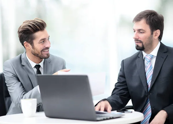 Två stilig affärsmän som arbetar tillsammans på ett projekt i den av — Stockfoto