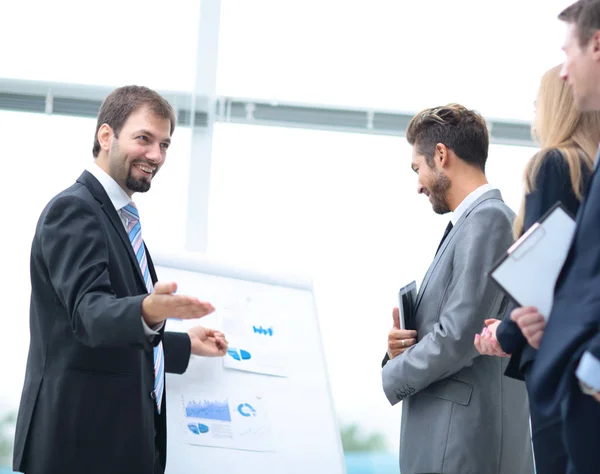 Concepto de negocio y oficina - equipo de negocios sonriente trabajando en —  Fotos de Stock