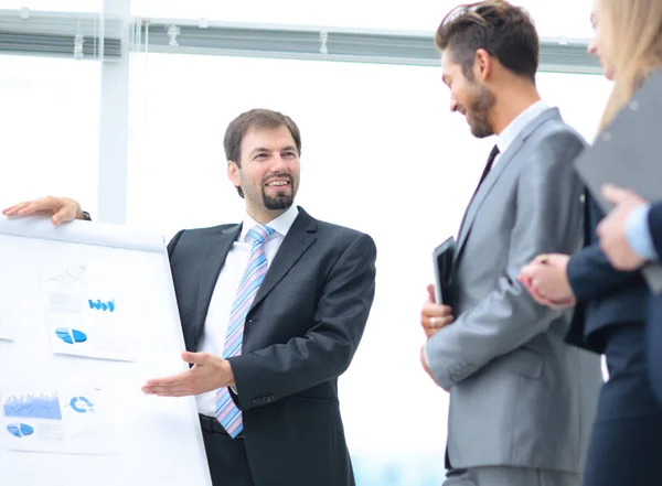 Reifer Mann bei der Präsentation eines Unternehmens vor einer Gruppe — Stockfoto