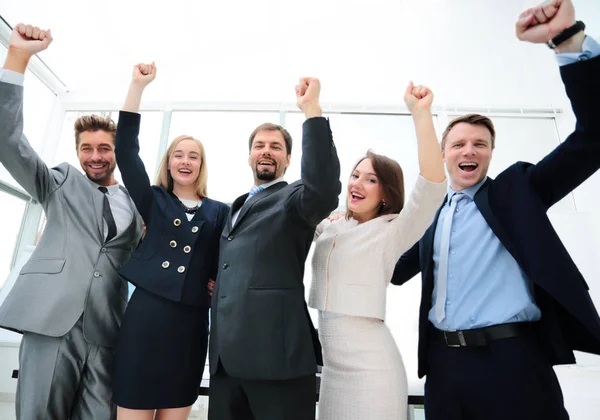 Equipe de negócios bem sucedida e confiante celebrando vitória — Fotografia de Stock