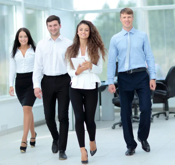 Concept d'entreprise et de bureau - équipe d'affaires souriante travaillant dans — Photo