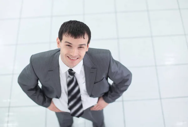 Glücklicher Mann mittleren Alters, der auf isoliertem weißen Hintergrund steht — Stockfoto