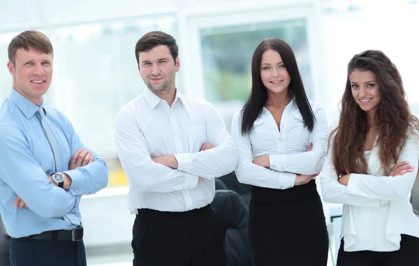 Látszó-on fényképezőgép-ülésen az office elegáns munkatársak — Stock Fotó