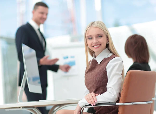 Geschäftsfrau schaut in die Kamera, während attraktiver Mann ein — Stockfoto