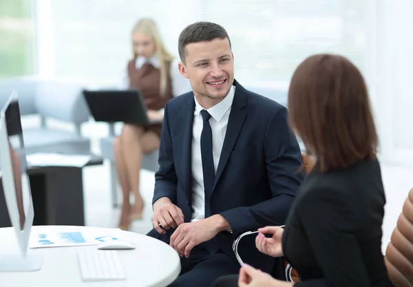 Imagen de dos jóvenes empresarios que interactúan en la reunión en off — Foto de Stock