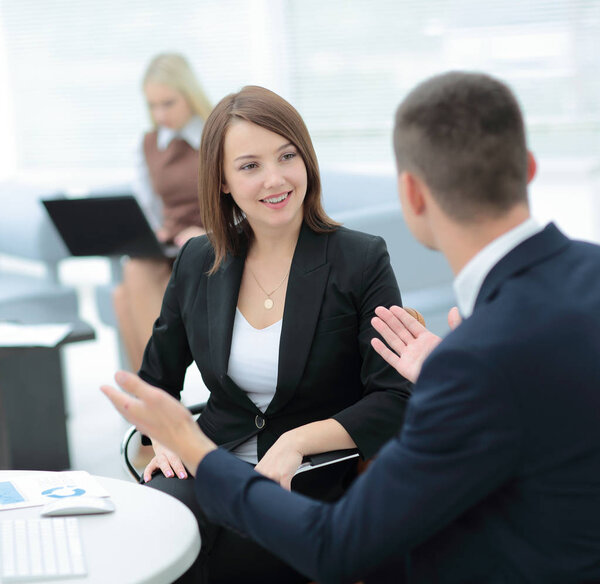 Концепция бизнеса и офиса - улыбающаяся бизнес-команда, работающая
