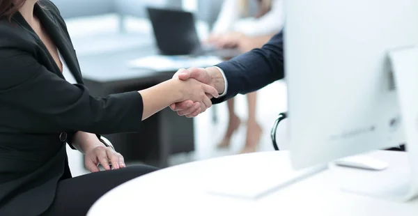 ビジネス握手。2 ビジネス人のオフィスで握手. — ストック写真