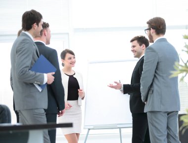 şirketlerinin yönetim iş ekibi ile tartışırken onların