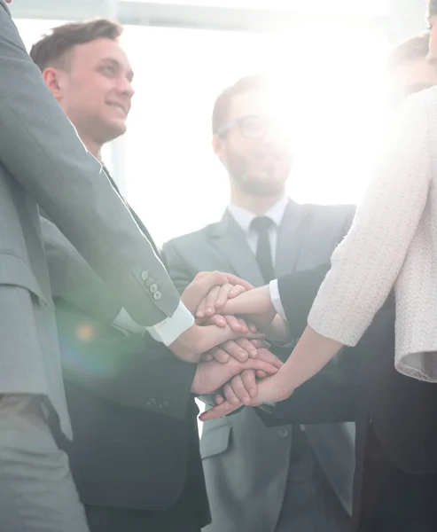 Concept van succes team: business team staande met gevouwen hand — Stockfoto