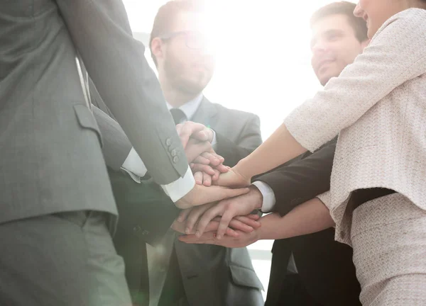 Concetto di successo: amichevole business team in piedi in un cerchio e — Foto Stock
