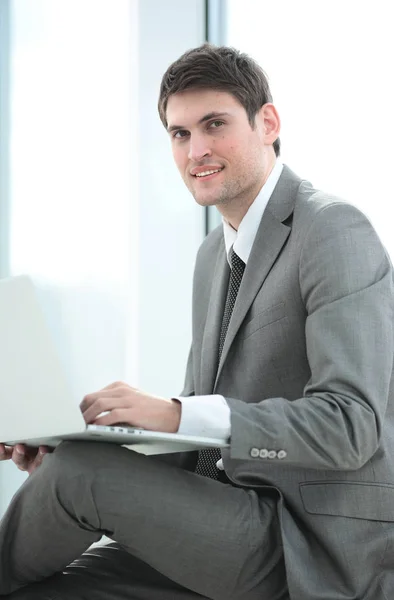 Κοντινό πλάνο του μια επιτυχημένη blogger νεαρό αρσενικό με ένα ανοιχτό laptop s — Φωτογραφία Αρχείου