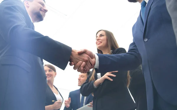 Hombre de negocios estrechando la mano para sellar un trato con su compañero —  Fotos de Stock