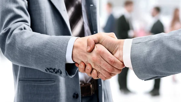 Hombre de negocios estrechando la mano para sellar un trato con su compañero —  Fotos de Stock