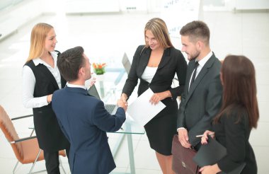 Üstten Görünüm: iş takım ayakta bir ofis ve Şeki