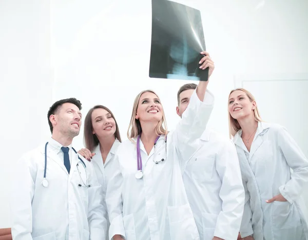 Усміхнені лікарі аналізують рентген. Інтер'єр медичного кабінету — стокове фото