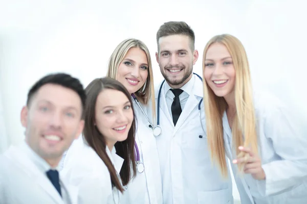 Boldog, az orvosok, hogy selfie egy okostelefon, és mosolyogva. — Stock Fotó