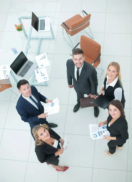 Successful business people looking happy and confident. Showing — Stock Photo, Image