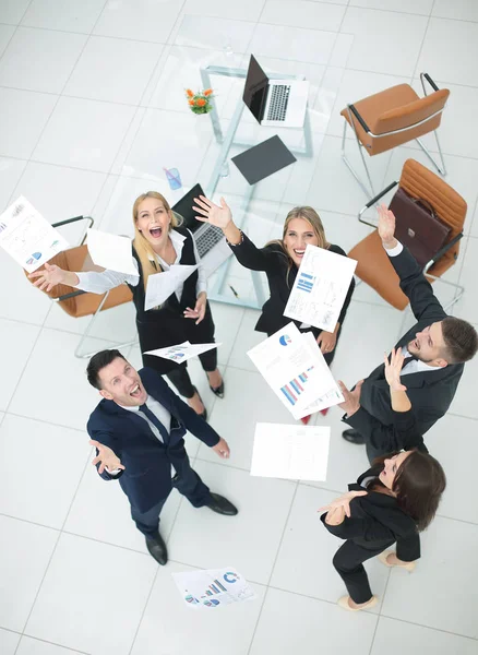 Utsikten från toppen: happy business-team som firar sin vinst — Stockfoto