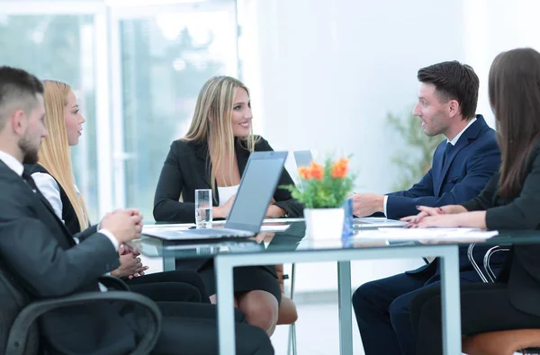 Gerente de la empresa celebra una reunión de trabajo antes de la busine — Foto de Stock