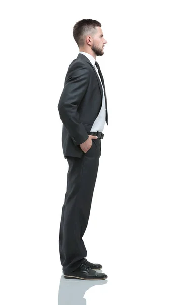 Joven hombre de negocios de pie con las manos en el bolsillo sobre la espalda blanca — Foto de Stock